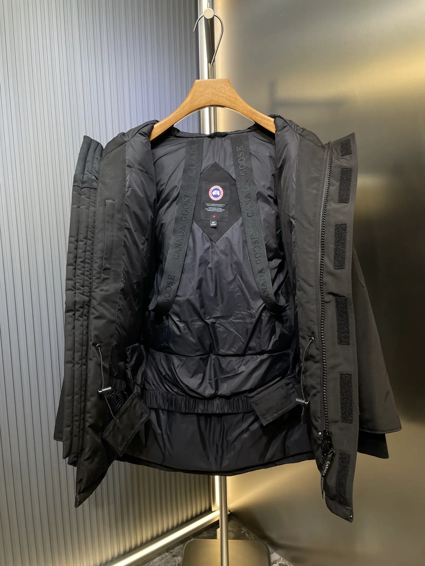 P910 special version 🌟 🇨🇦CANADA GOOES 24 new models 08 models/couple models Factory direct supply: supplying global purchasing agents, micro-business, entities, Tmall, high-end stalls and studio cooperation, free shipping! Canada Goose Expedition Parka 2008 is the same style for men and women. It is mid-length and the most timeless classic. All Arctic and Antarctic scientific expedition teams choose Canada Goose as their cold-proof equipment. It is the Rolls-Royce of down jackets. ➖ Industry-leading anti-counterfeiting chip sensing. ➖ Imported Behringer embroidery machines and customized embroidery labels, the highest level and industry leading. ➖ Imported Korean 21-count polyester-cotton blended original fabric, TC85 waterproof coated fabric, water-repellent, windproof and wear-resistant. ➖ The new national standard 80 white duck down is filled with an average of 520 grams of down. The amount of down filled is industry-leading. ➖ 100% nylon lining with double double-layer sealing design to prevent velvet running, and seamless thread design on the cuffs! ➖ Western Canadian Green Wolf Collar. ➖ Yoshida YKK provides original factory-customized electroplated sliders. YKK two-way lockable zippers are tight and smooth and do not peel off paint. ➖ 3M composite Velcro is durable and the accessories and hardware are all custom-made. Note: Our copywriting is only simple and clear. Instead of bragging about the copywriting, it is better to compare and understand with samples. Only for the purest goose, the most dedicated, the most professional, the highest quality, the highest cost performance!  Size:XS-XXL